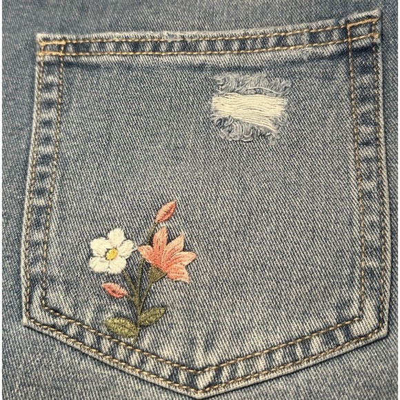 Time & True Jean Shorts Woman's Size 8 Blue Denim Distressed Embroidered Flowers - Picture 9 of 11